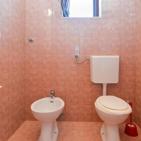Spacious In With Terrace Apartment Peroj