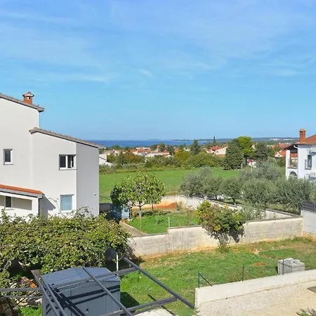 Appartement Spacious In With Terrace Peroj