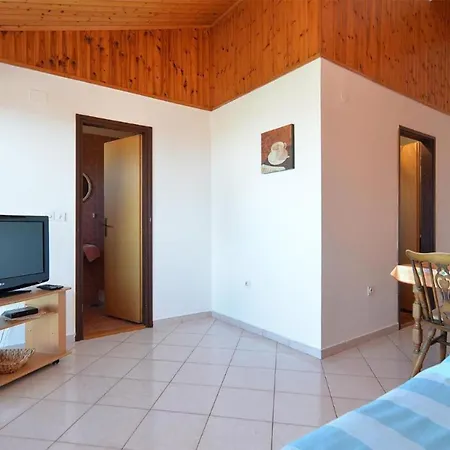 Spacious In With Terrace * Peroj